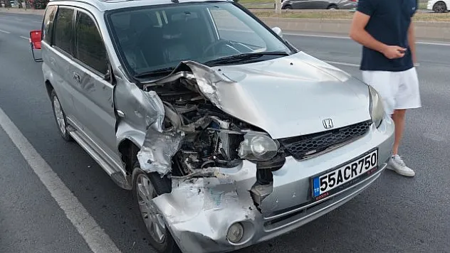 Otomobil motosiklet ile çarpıştı