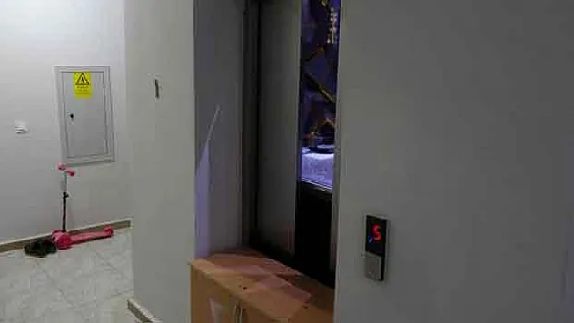 Asansör ile duvar arasında sıkışan kadın öldü