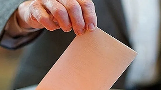 Fransa'da sol ittifak birinci oldu