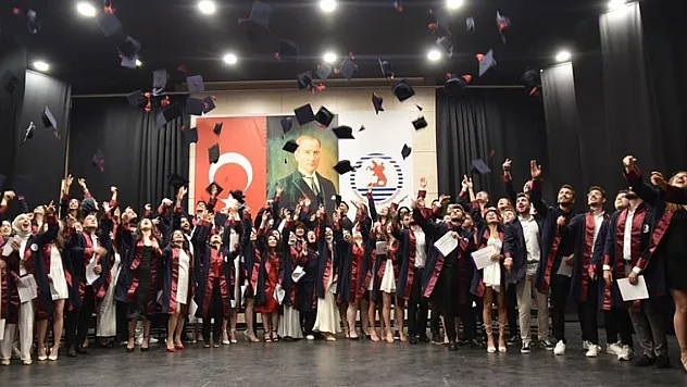 Mimarlık öğrencileri kep attı