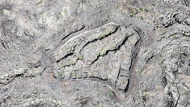 Tendürek Dağı'nda 'gizemli kale' kalıntısı görüntülendi