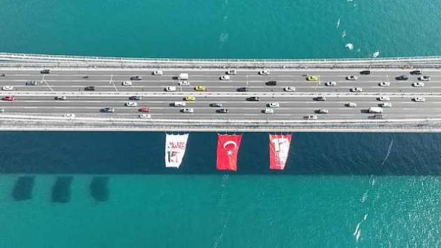 İstanbul'daki köprülere Türk bayrağı asıldı