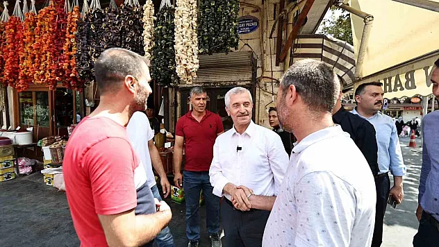 vatandaşlarla bir araya geliyor