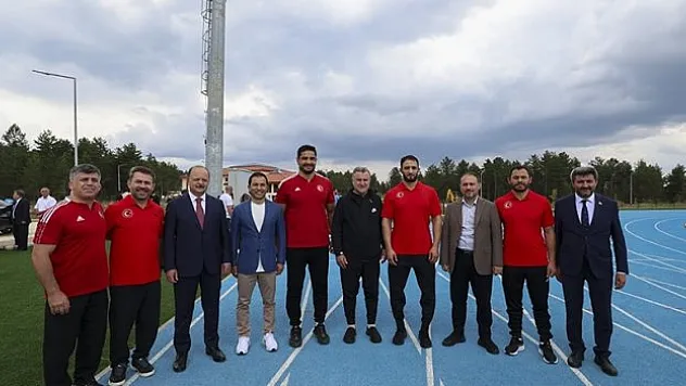 Bakan Bak, olimpiyatlara hazırlanan sporcuları ziyaret etti