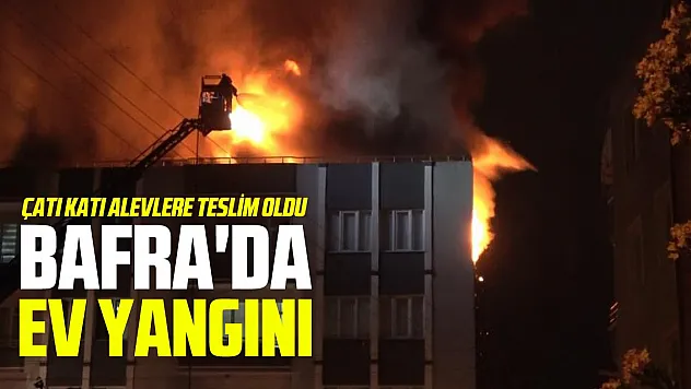Bafra'da ev yangını: Çatı katı alevlere teslim oldu