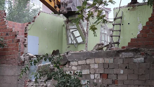 50 yıllık metruk yapı yıkıldı