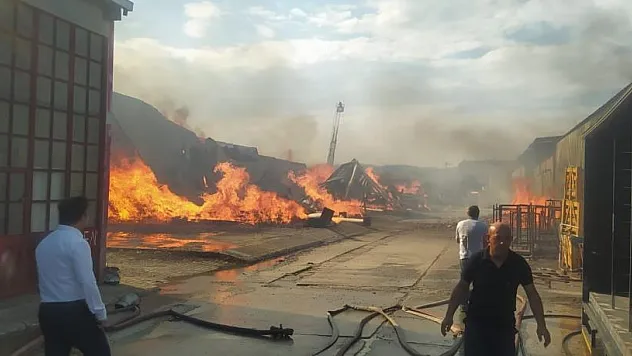 Kereste fabrikası alev alev yandı