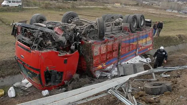 Kamyon Şarampole Yuvarlandı