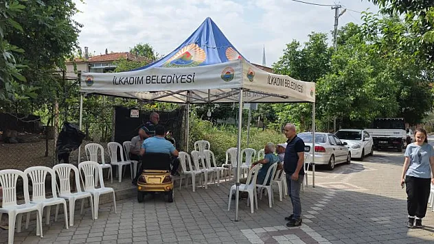 cenaze sahiplerinin yanında