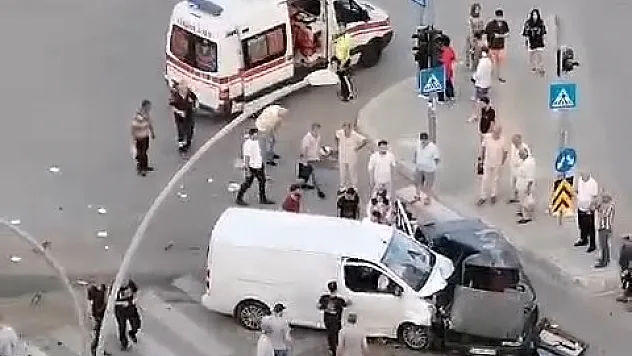 Panelvan araç ile otomobil çarpıştı