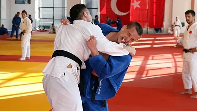 'yarım kalan işini' Paris'te tamamlayacak