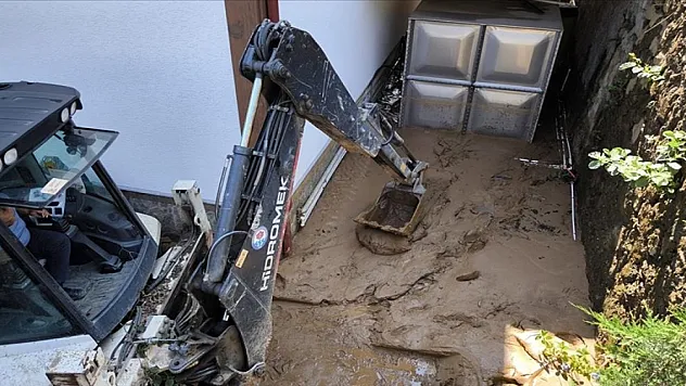 Trabzon'da şiddetli yağışın zarar verdiği cadde ve sokaklar temizleniyor