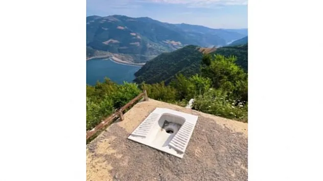 Baraj manzaralı tuvalet