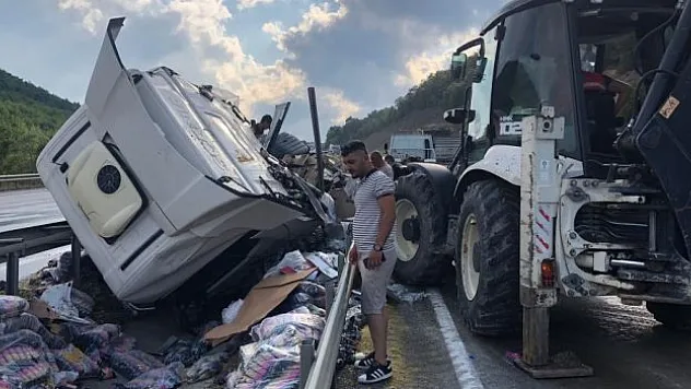 Makarna yüklü tır devrildi