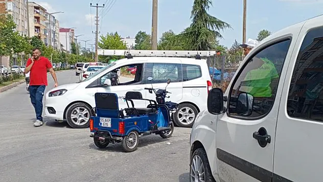 TİCARİ ARAÇ ELEKTİRİKLİ BİSİKLETE ÇARPTI