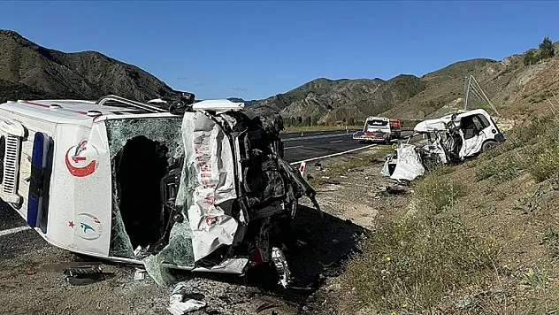 Erzurum'da ambulans ile hafif ticari aracın çarpışması sonucu 4 kişi hayatını kaybetti
