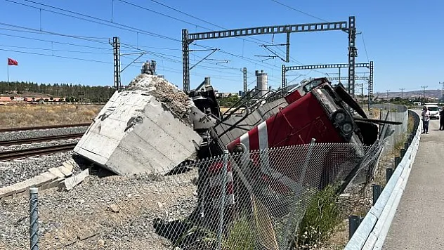 Sivas'ta lokomotif devrildi