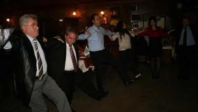 Borçların bitmesini halayla kutladılar