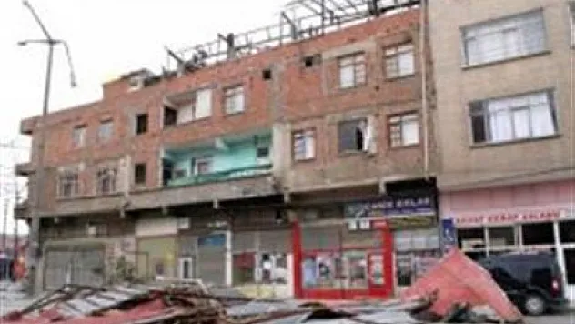 Çatılar uçtu, ağaçlar devrildi
