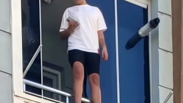 Balkonda intihara kalkıştı