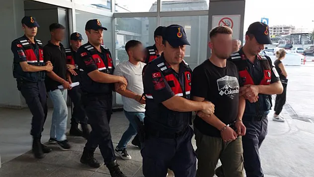 Kavga ettikleri şahsın kaçarak sığındığı evin sahibini sopayla dövdüler