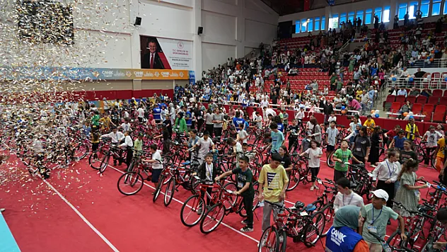 3 bin çocuk hediyesine kavuştu