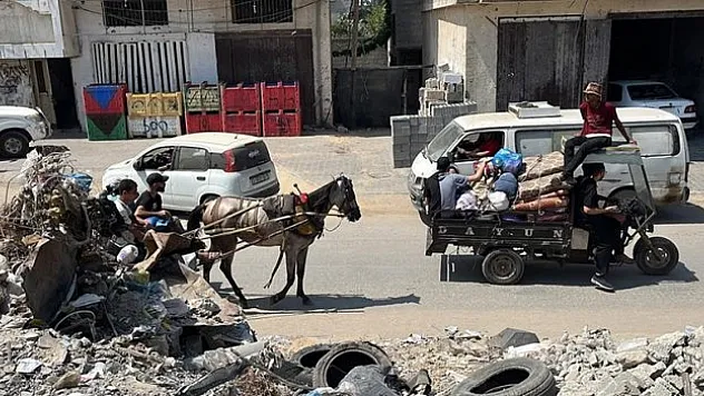 Filistinlileri zorla yerinden etmeyi sürdürüyor