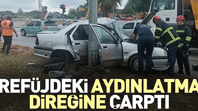 Refüjdeki aydınlatma direğine çarptı