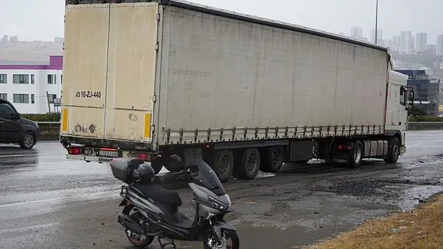 Geri geri giden tır, motosiklete çarptı