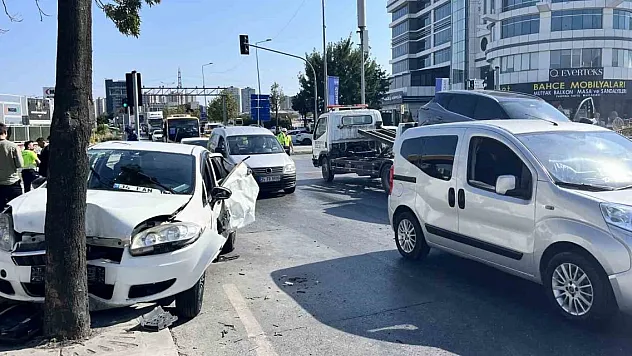 İki aracın karıştığı kazada 1'i ağır 4 kişi yaralandı