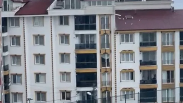 Çatı katına yıldırım düştü