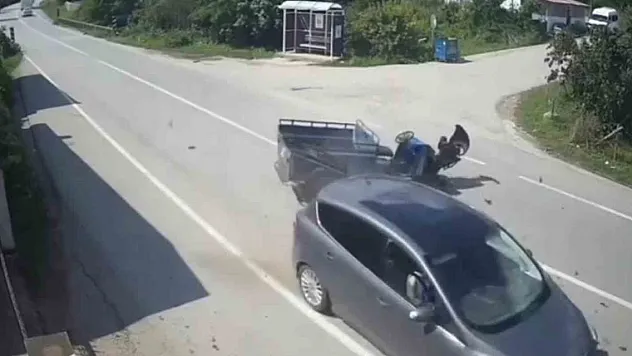 Otomobil ile patpatın çarpıştığı kaza kamerada