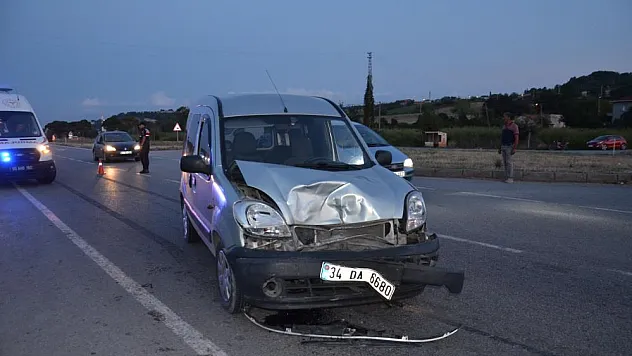 Hafif ticari araç otomobile çarptı: 8 yaralı