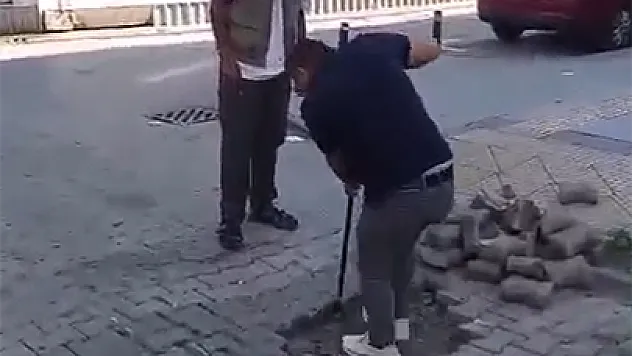 Bozuk yolu belediye yapmayınca iş vatandaşa düştü