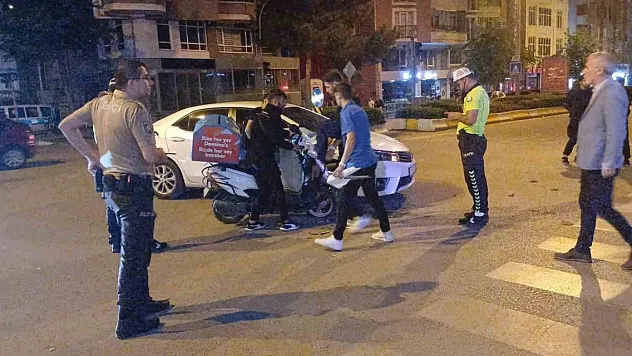 Motosikletle otomobil çarpıştı