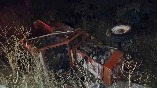 Otomobil traktöre çarptı