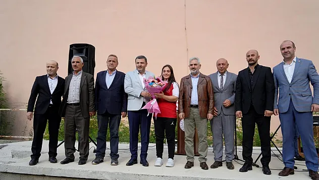 Annesine verdiği sözü tuttu, bilek güreşinde dünya şampiyonu oldu