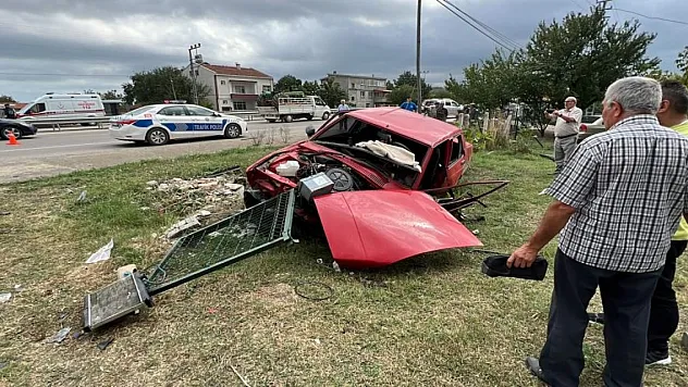 Kaza yapan araç kağıt gibi dağıldı
