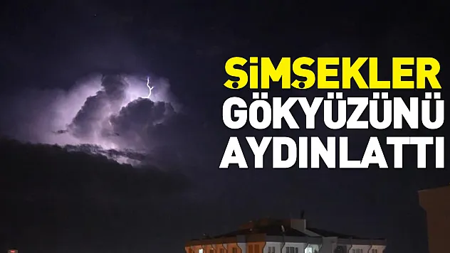 Şimşekler gökyüzünü aydınlattı