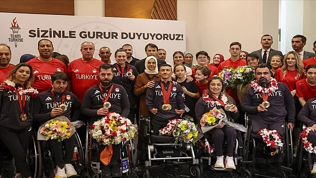 'Tarih yazan' sporcular Türkiye'ye döndü