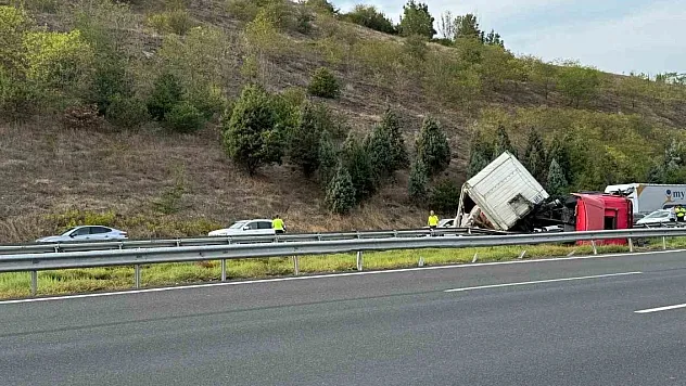 Kolonya yüklü tır devrildi