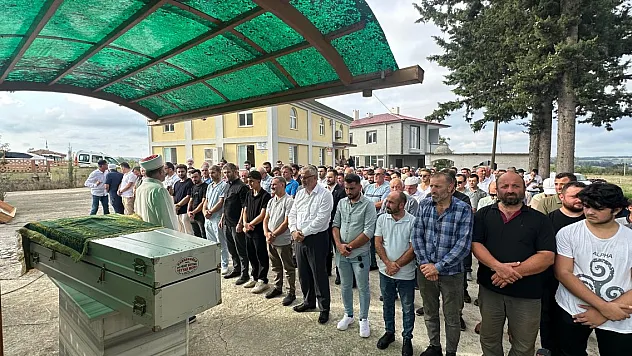 Toprak altında kalan iki işçiden biri toprağa verildi