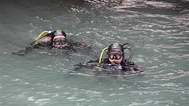 Polis Denizde Kadın Cesedi Aradı