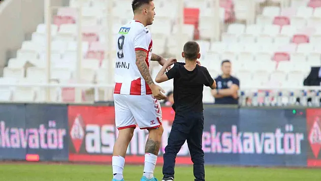 forma için sahaya girdi