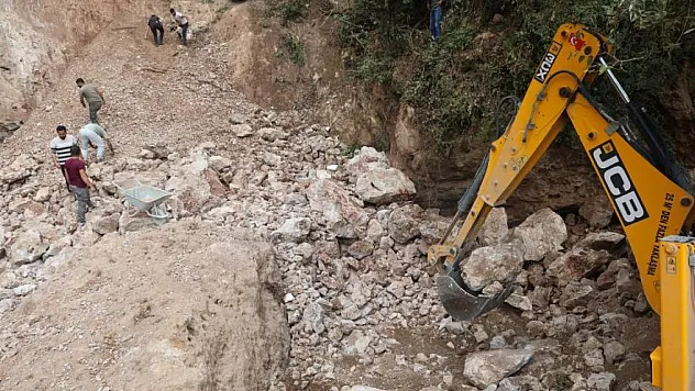 Patlamayla yerle bir oldu