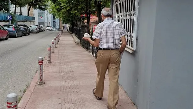 Evde de dışarıda da yanından ayırmıyor