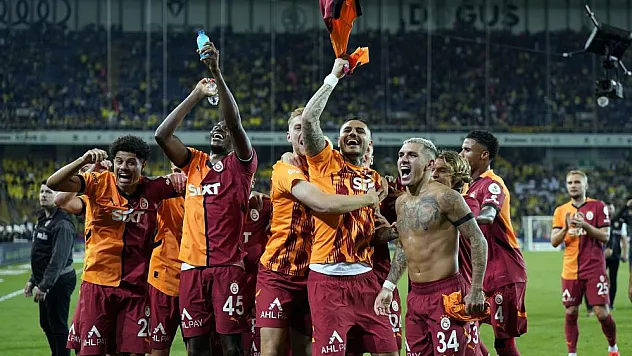 Galatasaraylı futbolcular derbi galibiyetini taraftarıyla kutladı