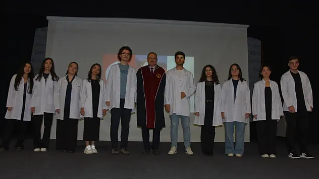 Yeni tıbbiyeliler önlüklerini giydi