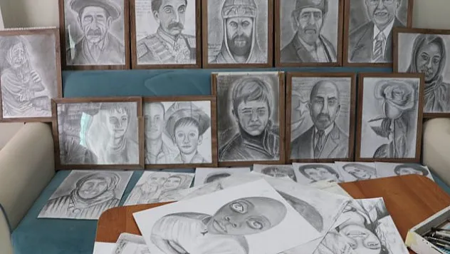 Yaşadığı acıyı resim yaparak dindiriyor