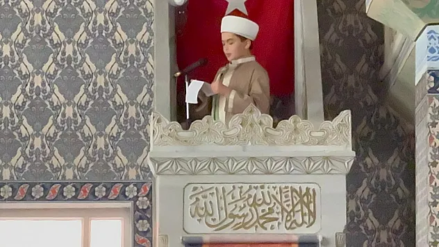 13 yaşındaki öğrenci cuma hutbesi okudu